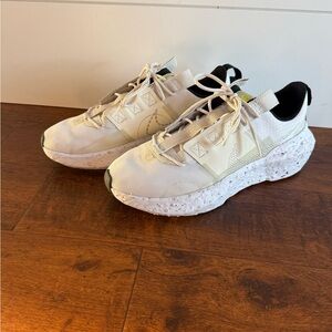 Nike Cream and Black Speckled Sole Sneakers